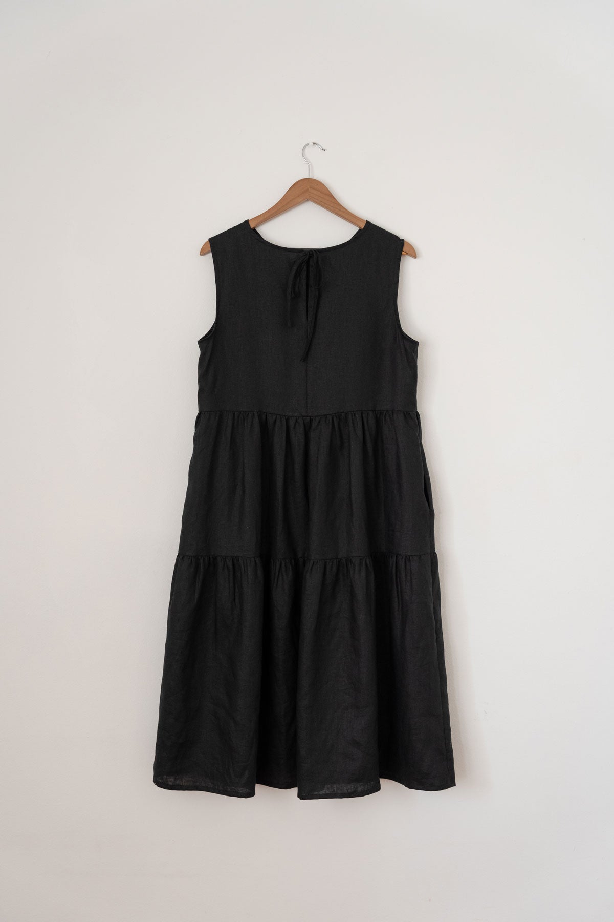 sleeveless black linen dress