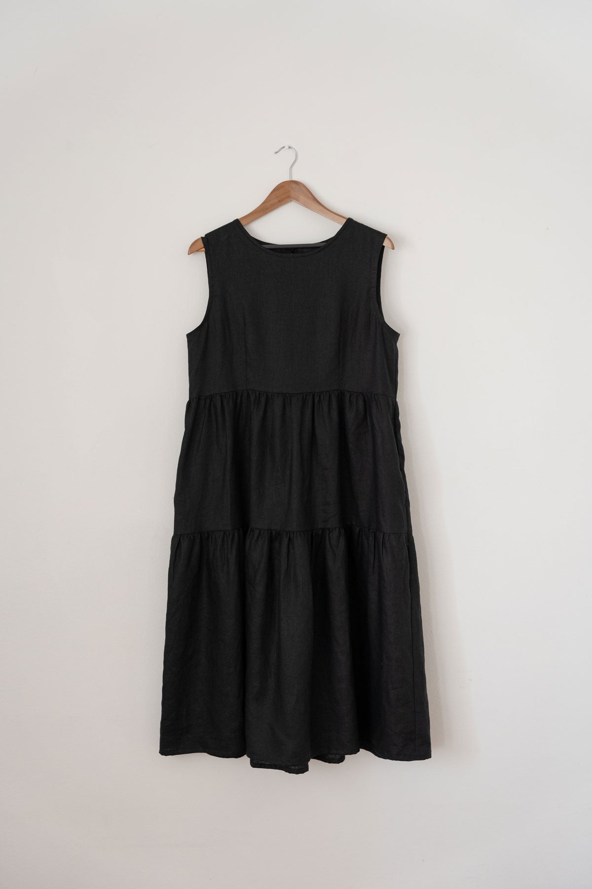 sleeveless black linen dress